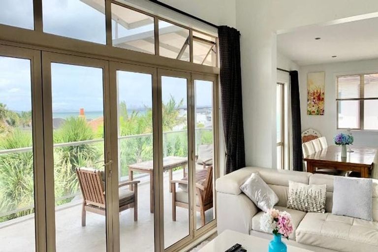 Photo of property in 8 Parani Court, Te Atatu Peninsula, Auckland, 0610