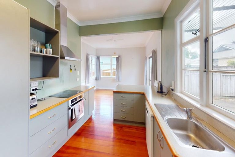 Photo of property in 19 Franklin Avenue, Hokowhitu, Palmerston North, 4410