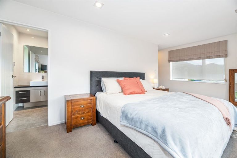 Photo of property in 127 Rangeview Road, Sunnyvale, Auckland, 0612