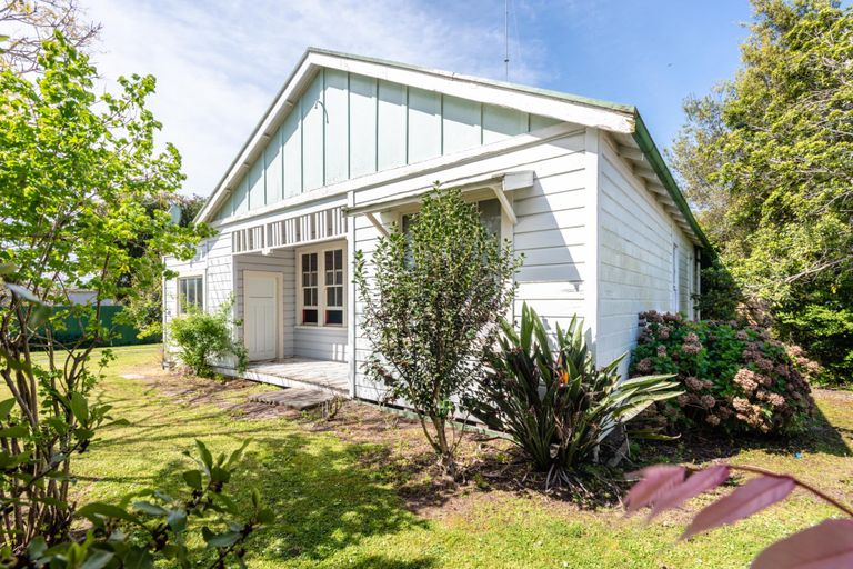 Photo of property in 60 Cliff Road, Te Karaka, 4022