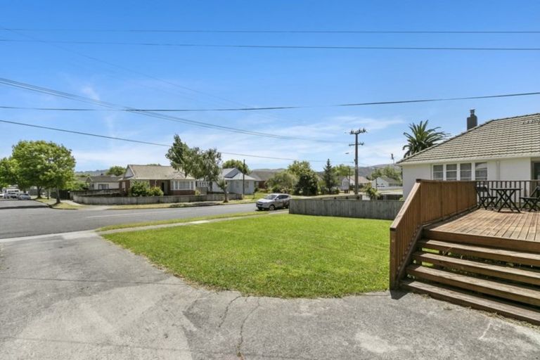 Photo of property in 196 Waddington Drive, Naenae, Lower Hutt, 5011