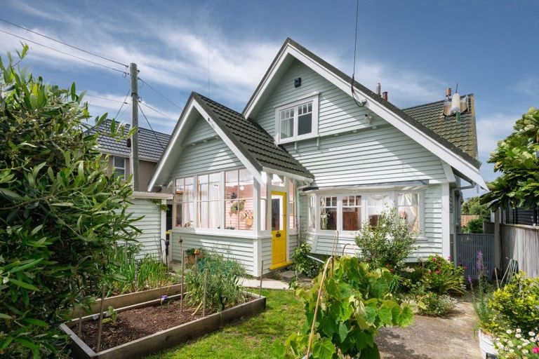 Photo of property in 40 Apu Crescent, Lyall Bay, Wellington, 6022