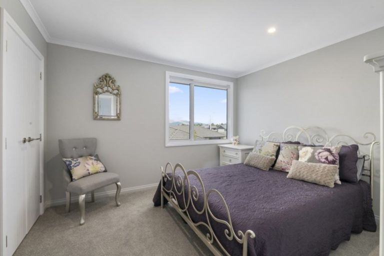 Photo of property in 124 Johnstone Drive, Fitzherbert, Palmerston North, 4410
