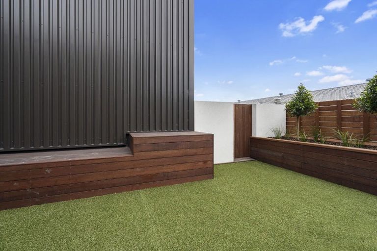 Photo of property in 1/4045f Great North Road, Glen Eden, Auckland, 0602