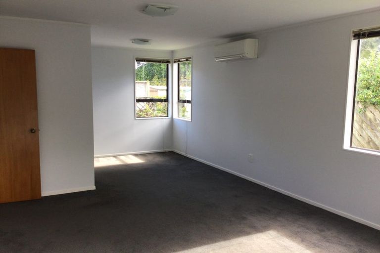 Photo of property in 1/7 Vardon Road, Green Bay, Auckland, 0604