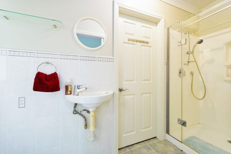 Photo of property in 14 Pittville Place, Henderson, Auckland, 0612