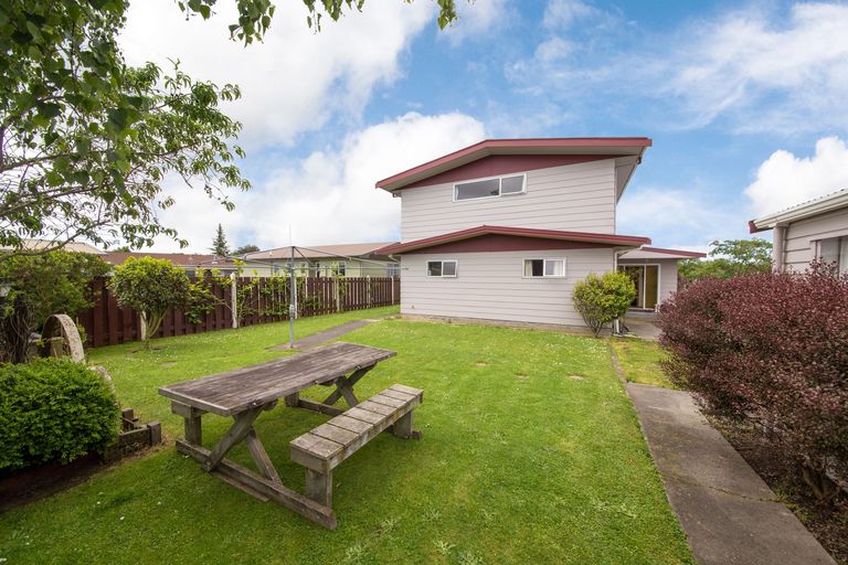 Photo of property in 8 Hillcrest Drive, Kelvin Grove, Palmerston North, 4414