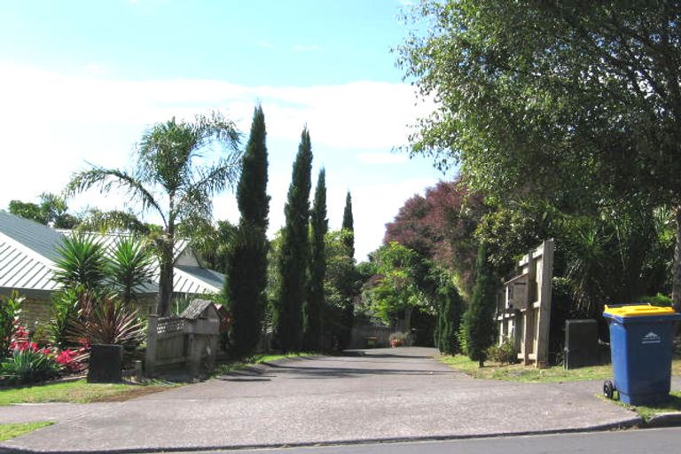 Photo of property in 1/19 Goldfinch Rise, Unsworth Heights, Auckland, 0632