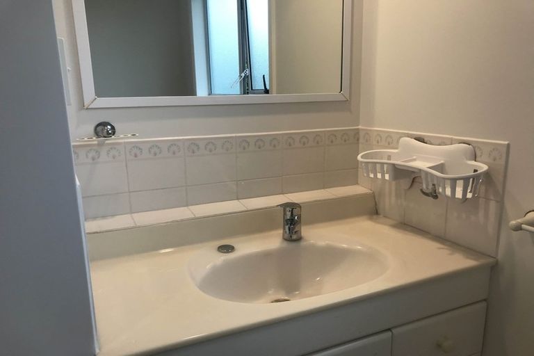 Photo of property in 2/460 East Coast Road, Windsor Park, Auckland, 0630