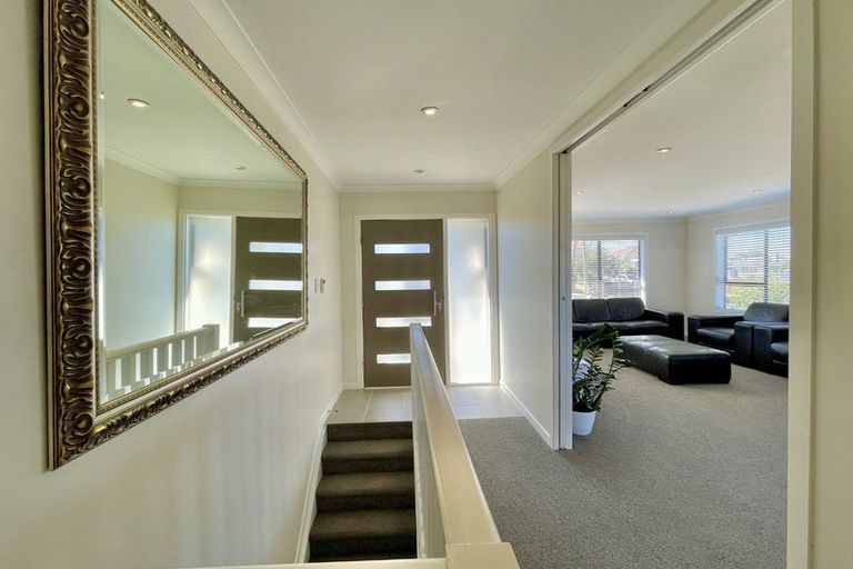 Photo of property in 2/5 Howard Road, Northcote, Auckland, 0627