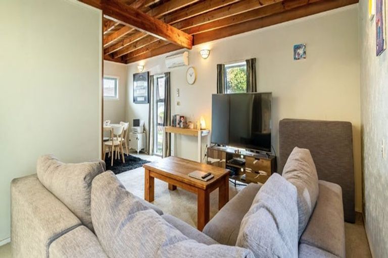 Photo of property in 28 Brunton Place, Glenfield, Auckland, 0629