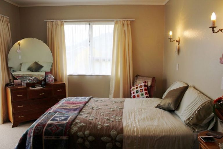 Photo of property in 10 Awanui Drive, Waikanae, 5036