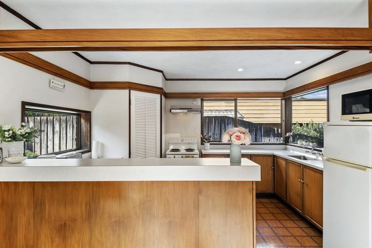 Photo of property in 2/10 Tobruk Crescent, Milford, Auckland, 0620