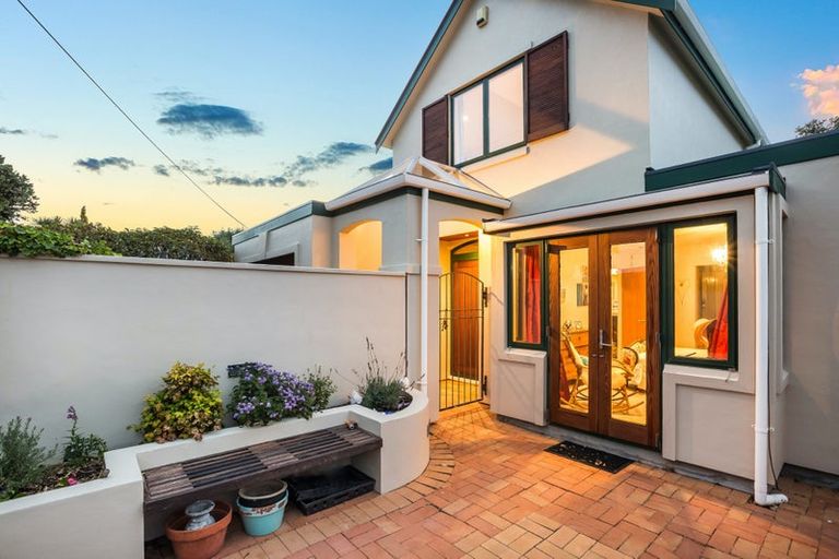 Photo of property in 34 Oroua Street, Eastbourne, Lower Hutt, 5013