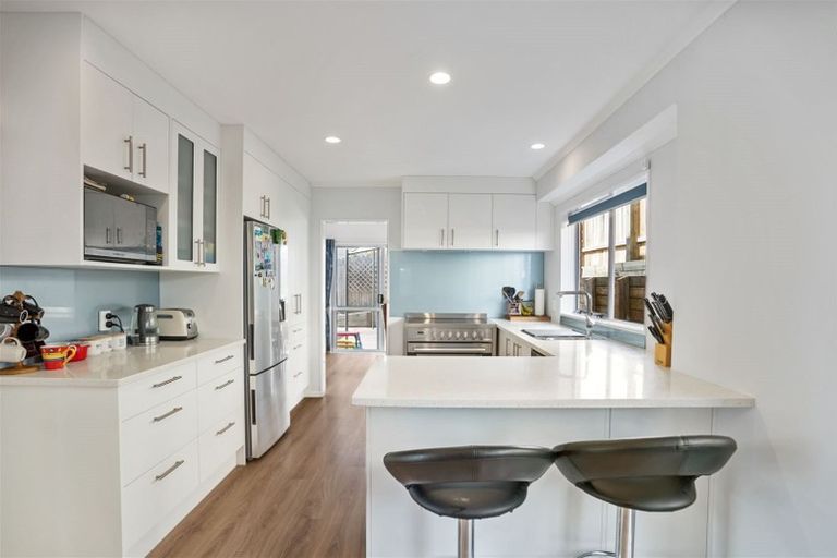 Photo of property in 2/2 Eske Place, Highland Park, Auckland, 2010