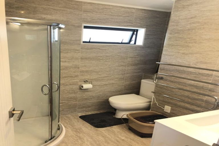 Photo of property in 8a Blythe Place, Glendene, Auckland, 0602