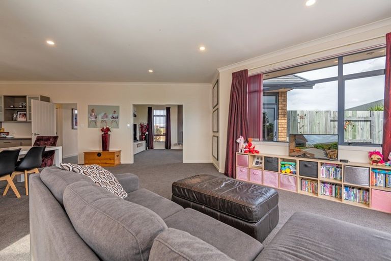 Photo of property in 8 Crabapple Close, Milson, Palmerston North, 4414