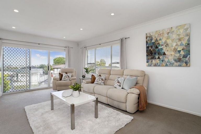 Photo of property in 6 Bodi Place, Te Atatu South, Auckland, 0610