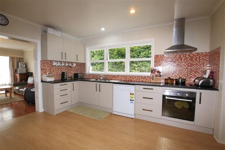Photo of property in 32 Kelwyn Road, Kelston, Auckland, 0602