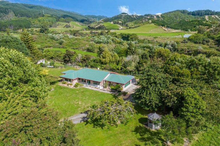 Photo of property in 266 North Manakau Road, Manakau, Levin, 5573