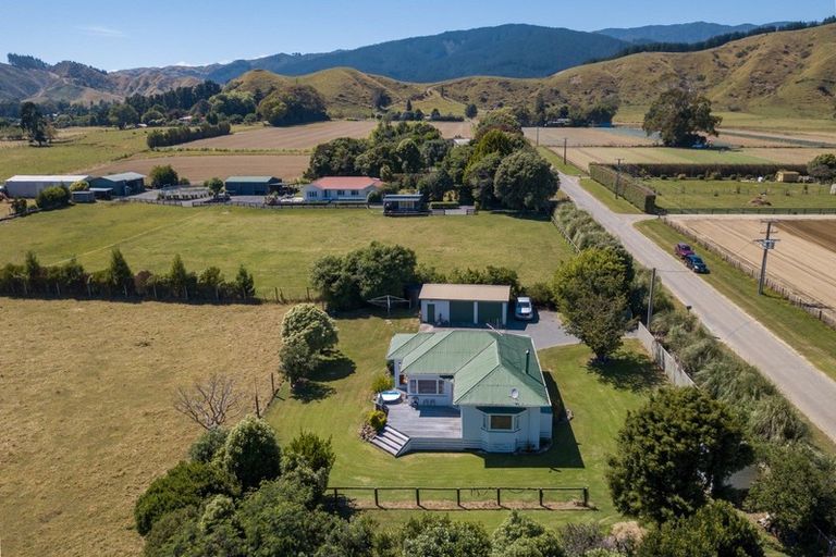 Photo of property in 35 North Manakau Road, Manakau, Levin, 5573