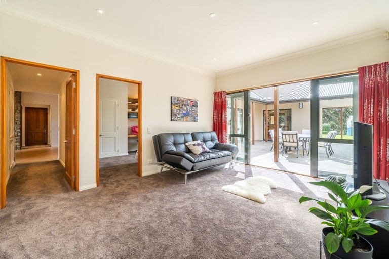 Photo of property in 32 Paekakariki Hill Road, Pauatahanui, Porirua, 5381