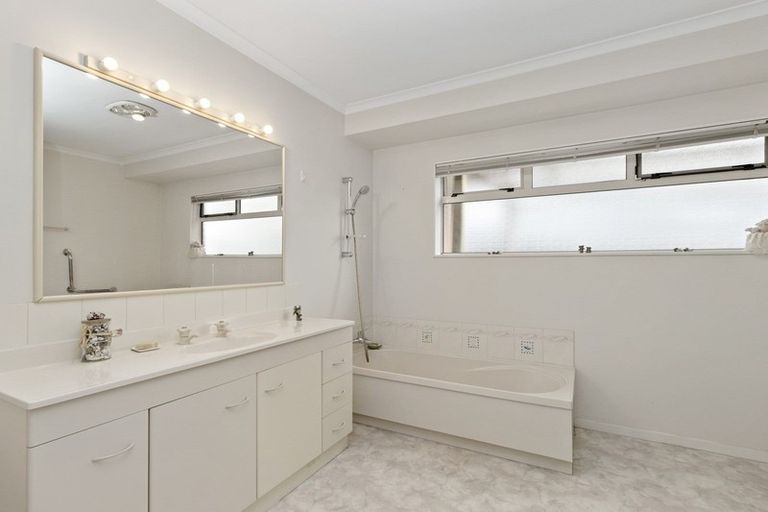 Photo of property in 22 Waiwherowhero Drive, St Andrews, Hamilton, 3200