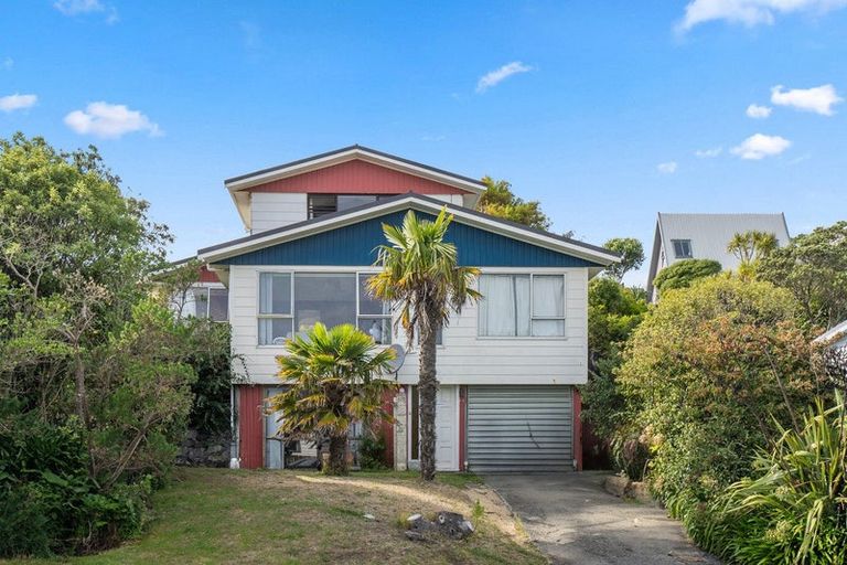 Photo of property in 114 Gloaming Hill, Titahi Bay, Porirua, 5022