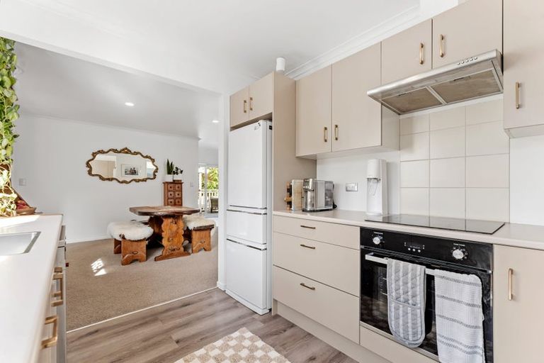 Photo of property in 2/4 Kenneth Hopper Place, Manly, Whangaparaoa, 0930