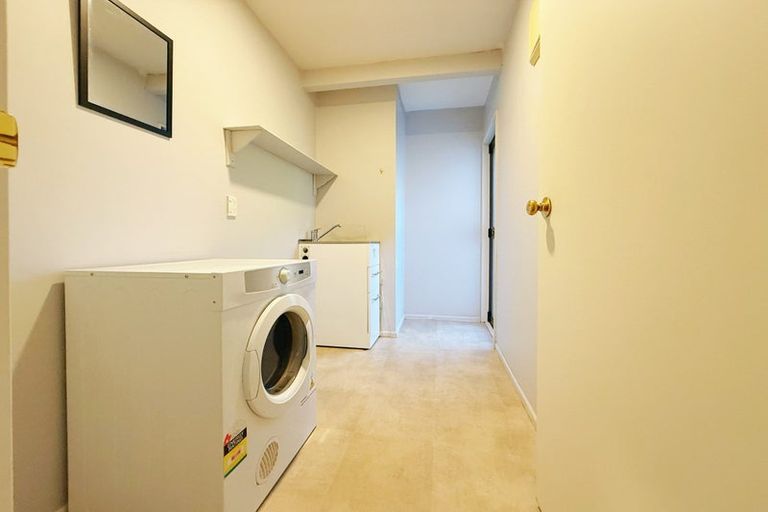 Photo of property in 2/252 East Coast Road, Forrest Hill, Auckland, 0620