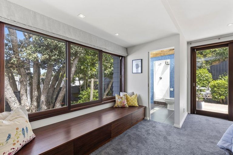 Photo of property in 22 Tai Paku Paku Road, Karaka Bays, Wellington, 6022