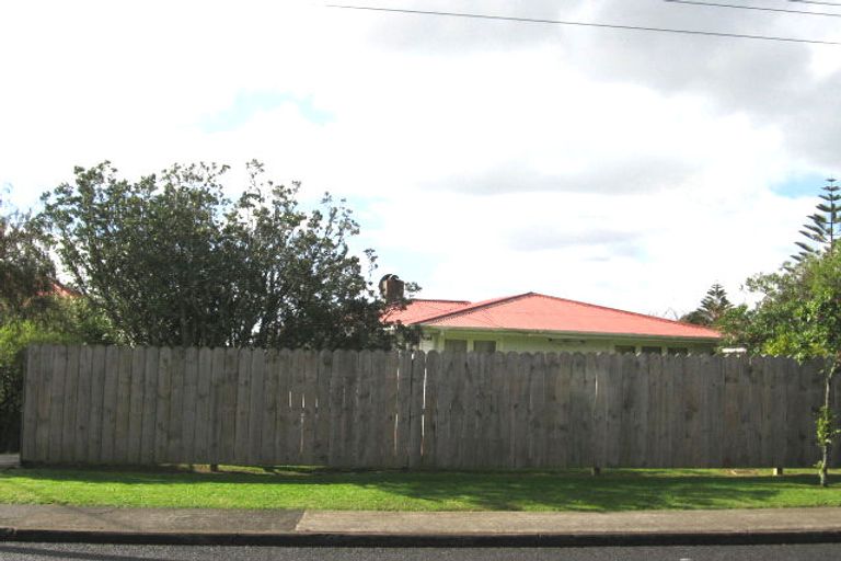 Photo of property in 11 Vodanovich Road, Te Atatu South, Auckland, 0610