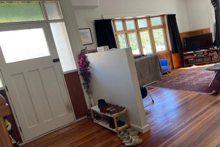Photo of property in 29 Domanski Crescent, Owhiro Bay, Wellington, 6023