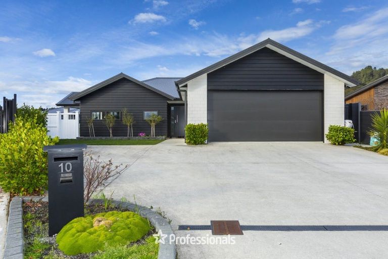 Photo of property in 10 Kerrigan Crescent, Wallaceville, Upper Hutt, 5018