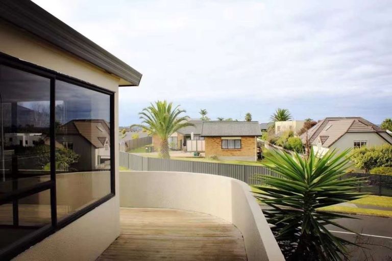 Photo of property in 1/123 Wiseley Road, West Harbour, Auckland, 0618