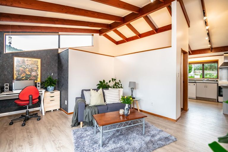 Photo of property in 16 Romney Square, Tawa, Wellington, 5028