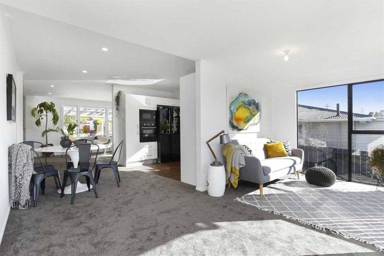 Photo of property in 4 Neil Avenue, Te Atatu Peninsula, Auckland, 0610