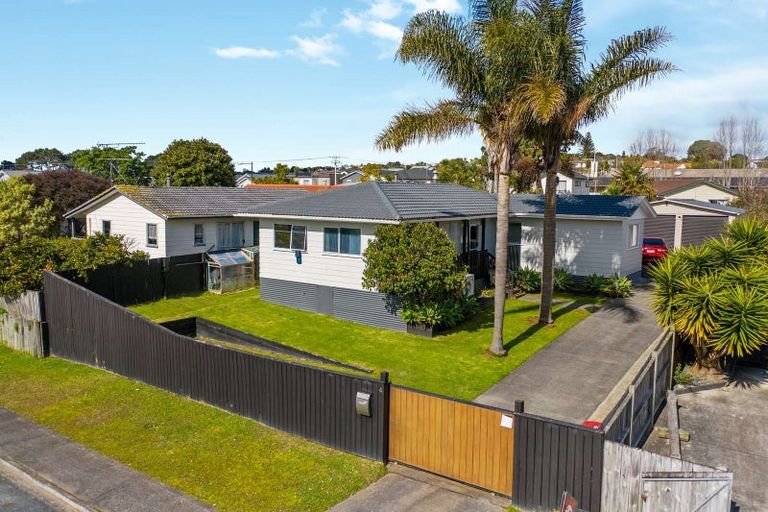 Photo of property in 4 Katrina Place, Massey, Auckland, 0614