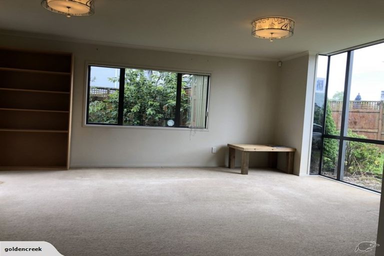 Photo of property in 11 Siena Place, Te Atatu Peninsula, Auckland, 0610