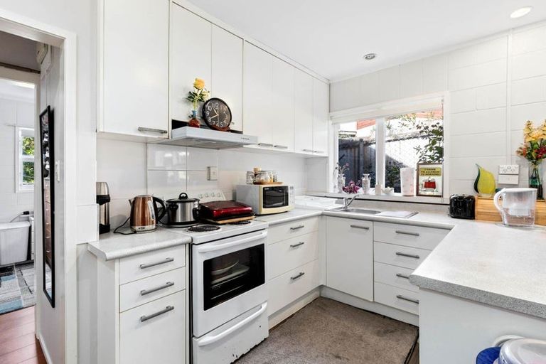 Photo of property in 43 Girrahween Drive, Totara Vale, Auckland, 0629