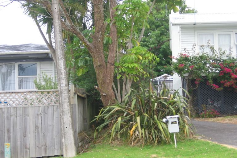 Photo of property in 2/10 Raeben Avenue, Hillcrest, Auckland, 0627