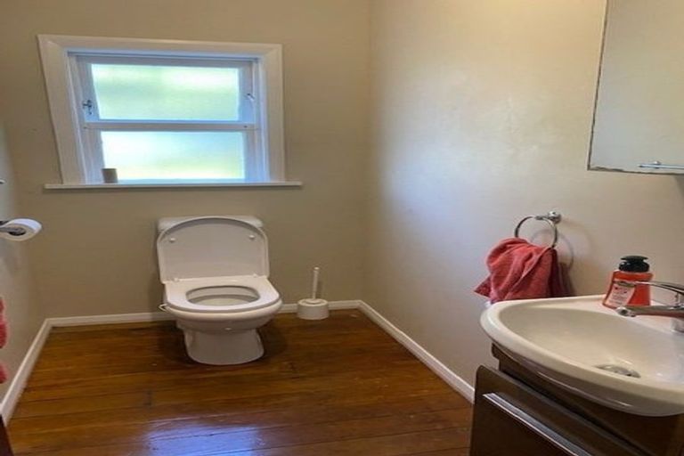 Photo of property in 21 Saint Edmund Crescent, Tawa, Wellington, 5028