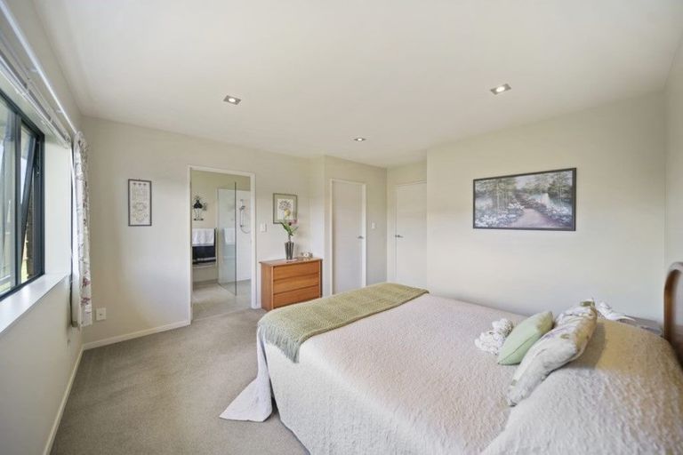 Photo of property in 21 Royalle Mews, Botany Downs, Auckland, 2010
