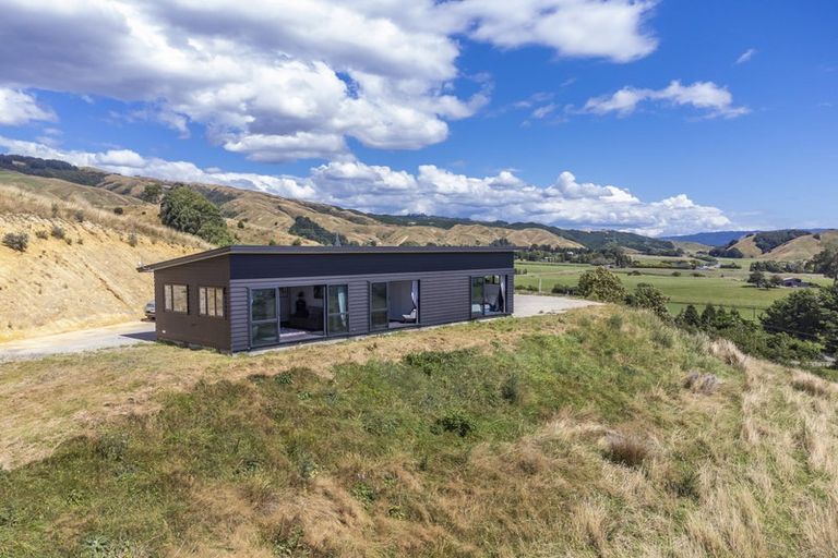 Photo of property in 129 South Manakau Road, Manakau, Otaki, 5583