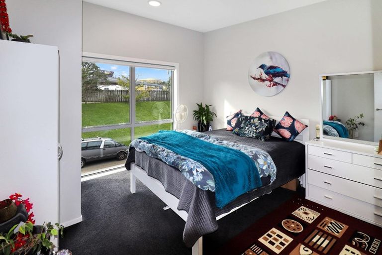 Photo of property in 4 Atkinson Street, Newlands, Wellington, 6037