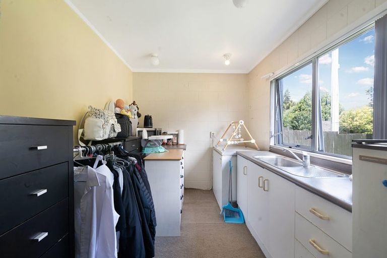 Photo of property in 3 Hillary Heights Avenue, Glendene, Auckland, 0602