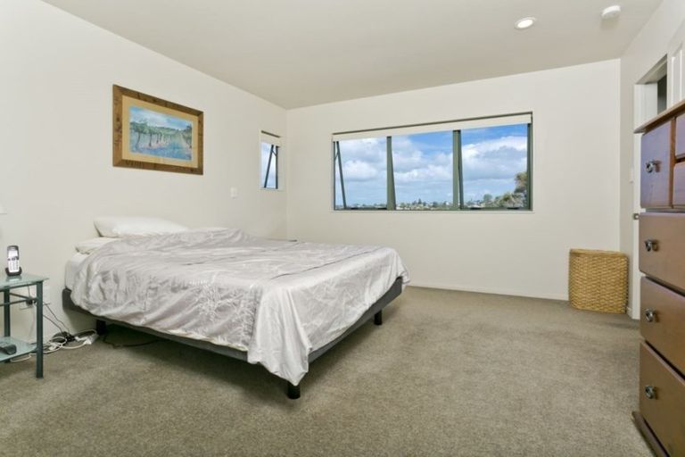 Photo of property in 26 Lorikeet Place, Unsworth Heights, Auckland, 0632