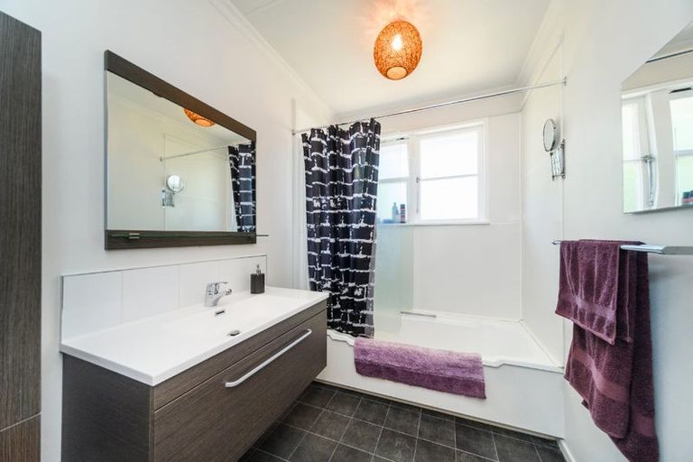Photo of property in 138 Ruamahanga Crescent, Terrace End, Palmerston North, 4410