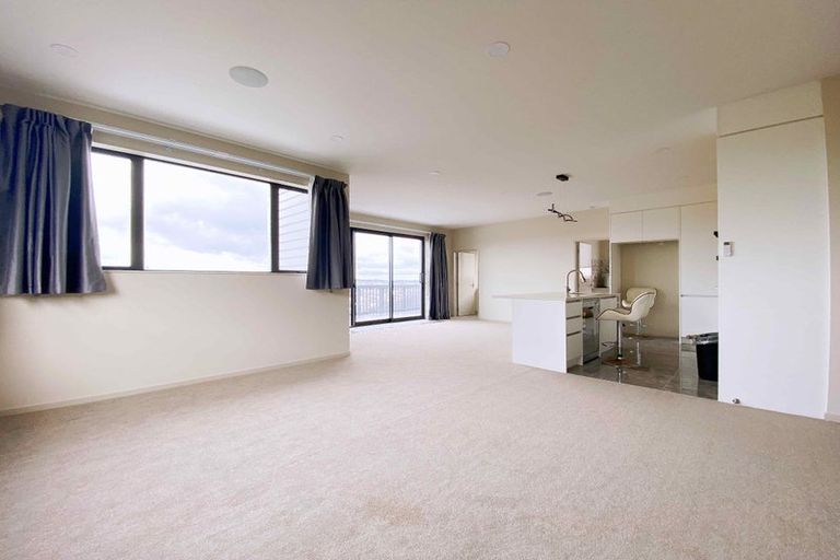 Photo of property in 38 Namsan Close, Fairview Heights, Auckland, 0632