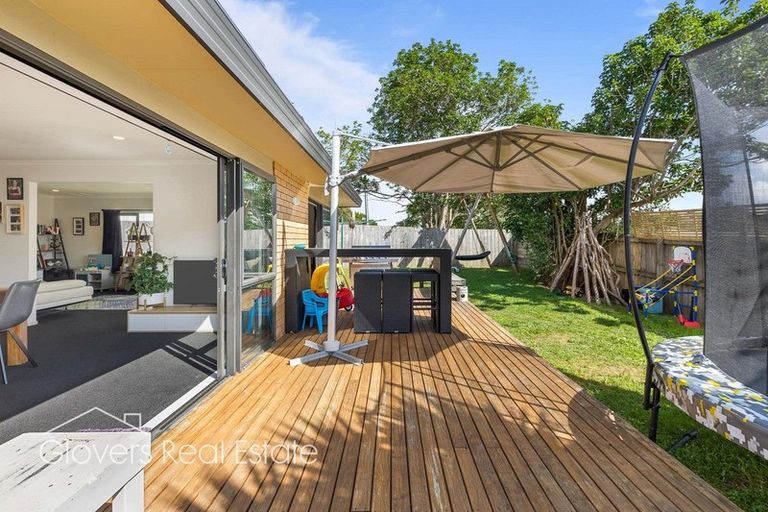 Photo of property in 18b Vardon Road, Green Bay, Auckland, 0604